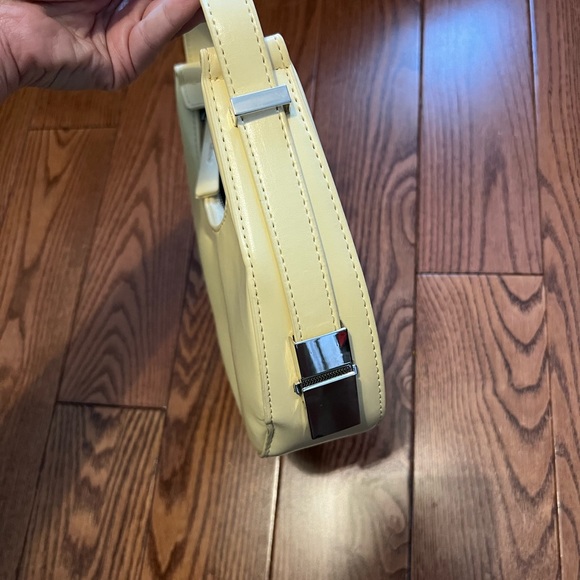 Yellow accent purse! - Picture 4 of 4